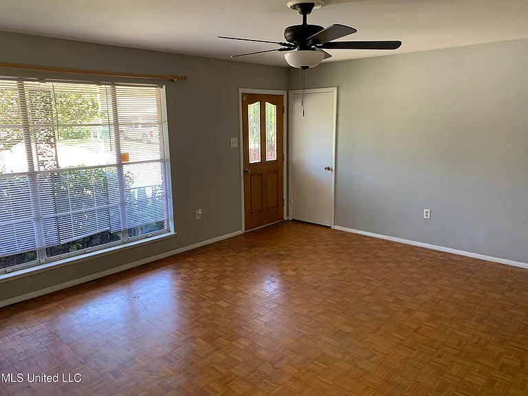 2504 Middlecoff Dr — Photo 2