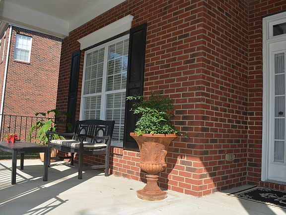 2nd image of 100 Fort William Ave