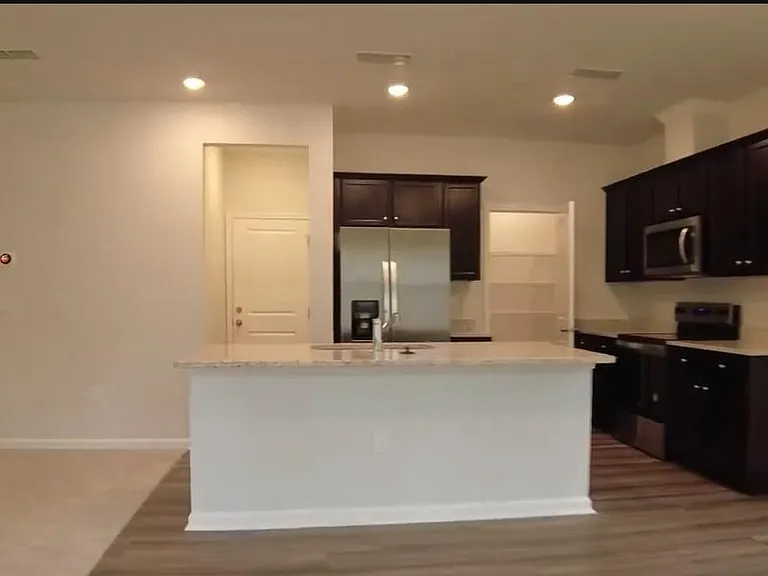 806 McKenzie Park Ter — Photo 11
