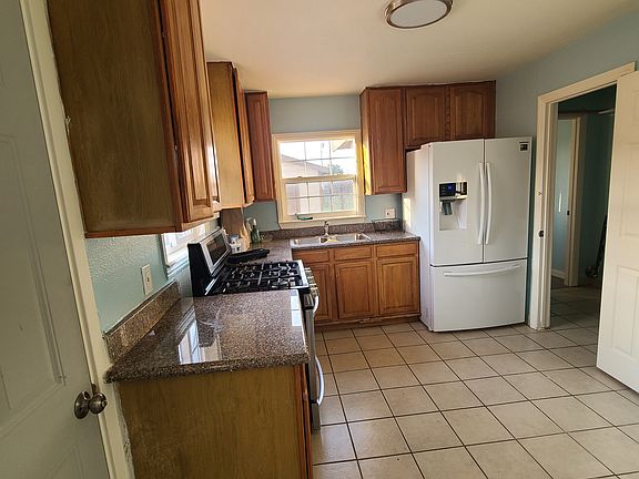 4th image of 2113 Pine Ave