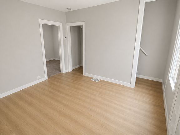 3rd image of 1016 Logan St SE
