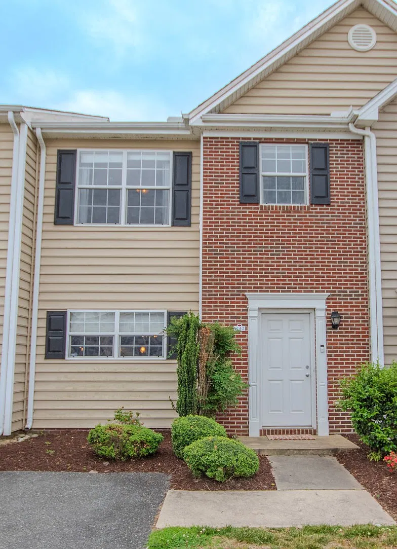 3 bed, 2.5 bath, 1489 sqft, $1,800 — Photo 1