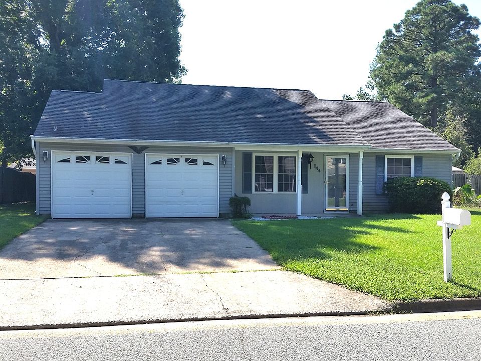 1st image of 944 Chatsworth Dr