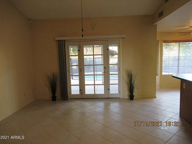 2324 W Highland Ct — Photo 15