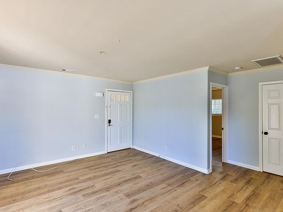 5th image of 1927 Cloverfield Blvd APT 4