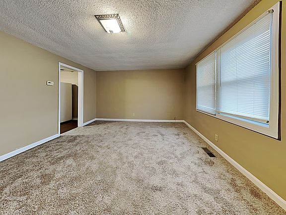 4th image of 812 W Smith Valley Rd