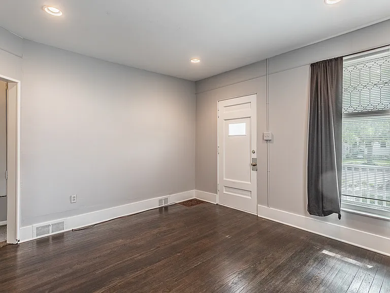 409 E 6th St #2 — Photo 14
