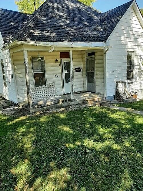 1st image of 210 Crescent Dr