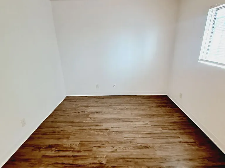 3618 Lafayette Drive Ne — Photo 10