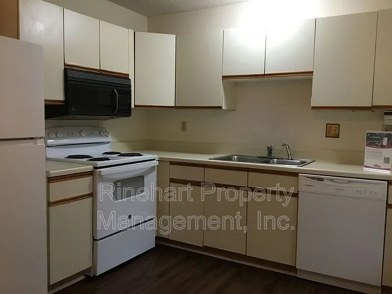 1573 Hunt Club Ct — Photo 3