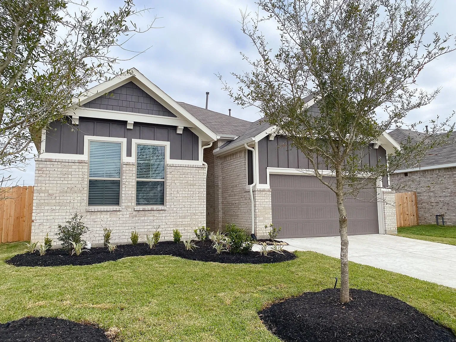 4 bed, 2.0 bath, 1915 sqft, $3,600 — Photo 1