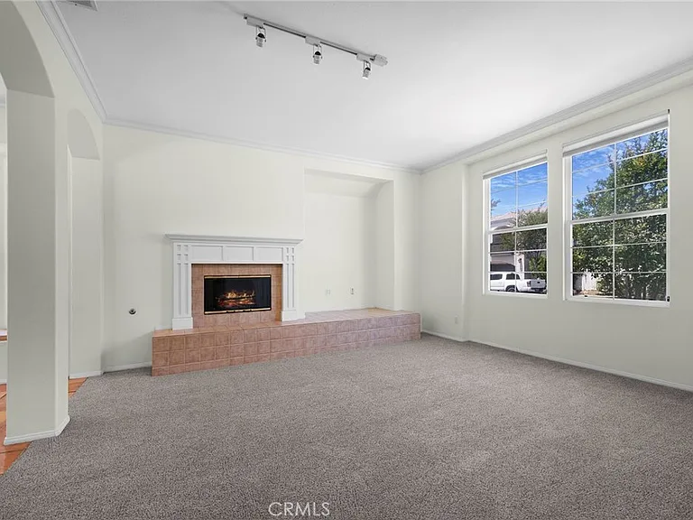 62 Middlebury Ln — Photo 2