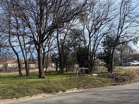 3rd image of 809 Dunn Cir