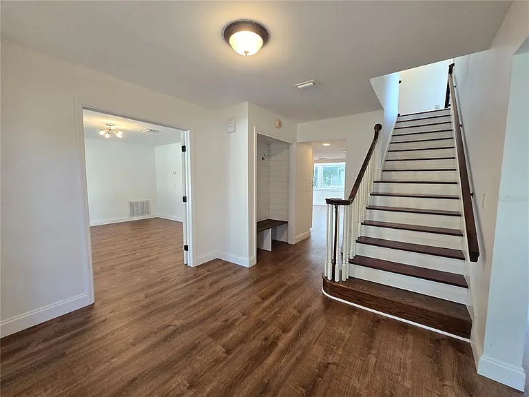 300 Cypress Creek Cir — Photo 5