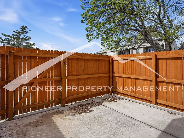 2301 E Fremont Ave #S02 — Photo 22