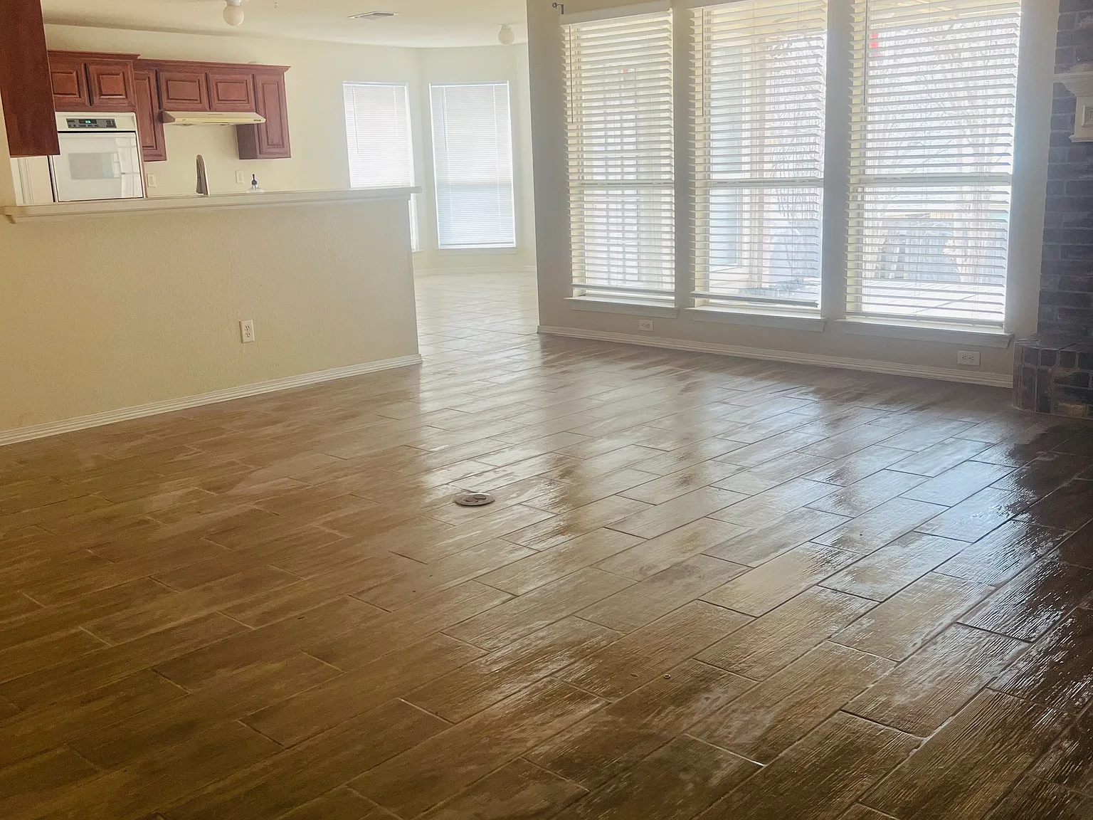 4 bed, 1969 sqft, $2,295 — Photo 2