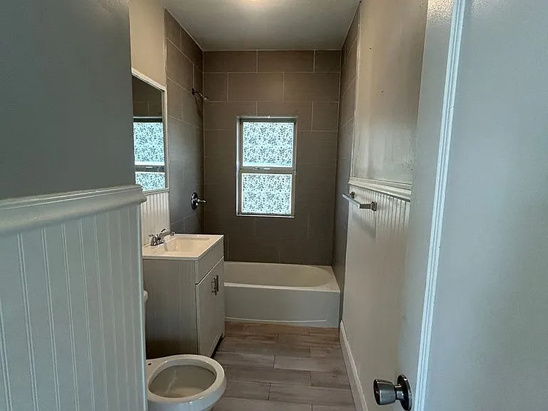 406 Oak St — Photo 8