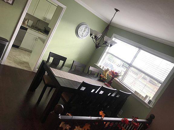 3rd image of 809 Towne House Vlg