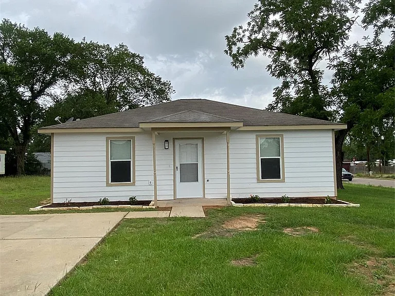 411 Lindley Dr — Photo 1