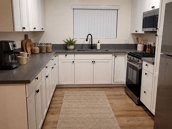 4th image of 11720 Hamlin St #1