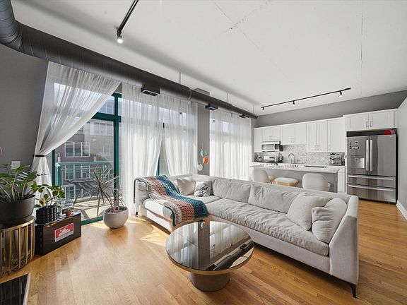 5th image of 910 W Madison St APT 803