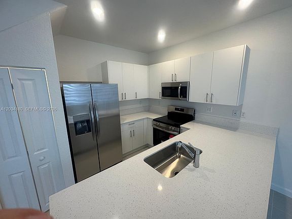 4th image of 705 SE 13th Street Cir