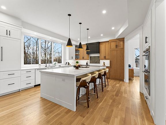 3rd image of 12 Hill St