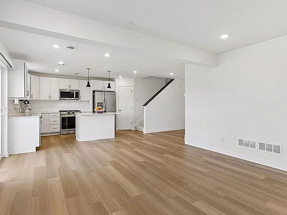 3 bed, 2.5 bath, 2028 sqft, $2,399 — Photo 2