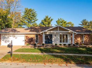 15579 Summer Lake Dr, Chesterfield, MO