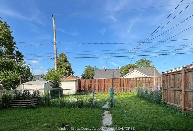 1814 Cadillac St — Photo 12