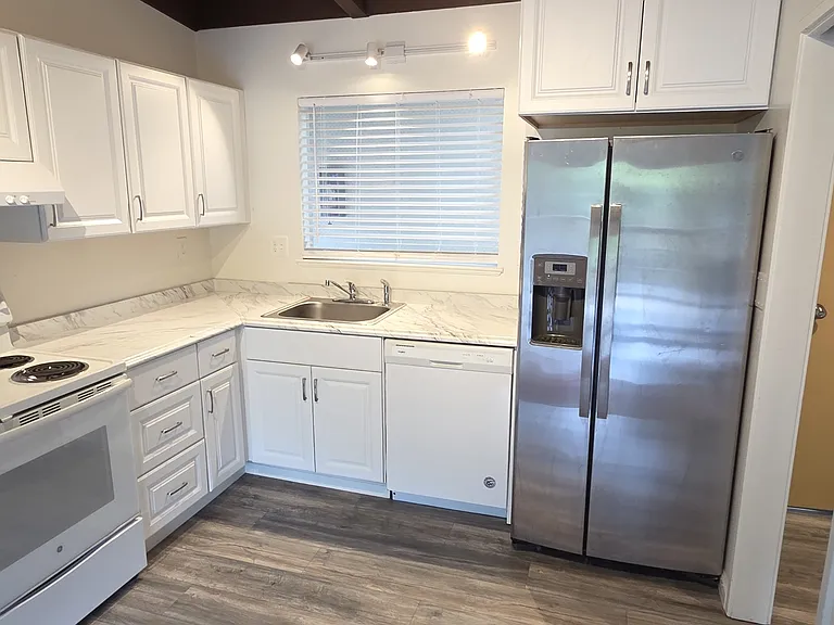 915 E Blithedale Ave #4 — Photo 3