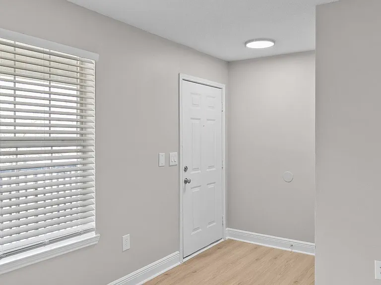 Megan Manor — Photo 25