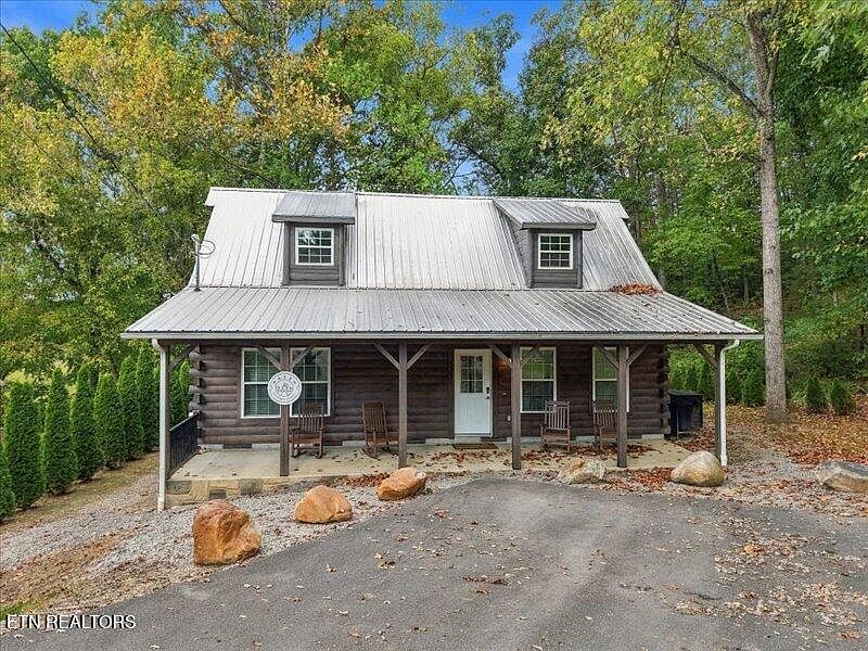 1st image of 527 Golf Rd