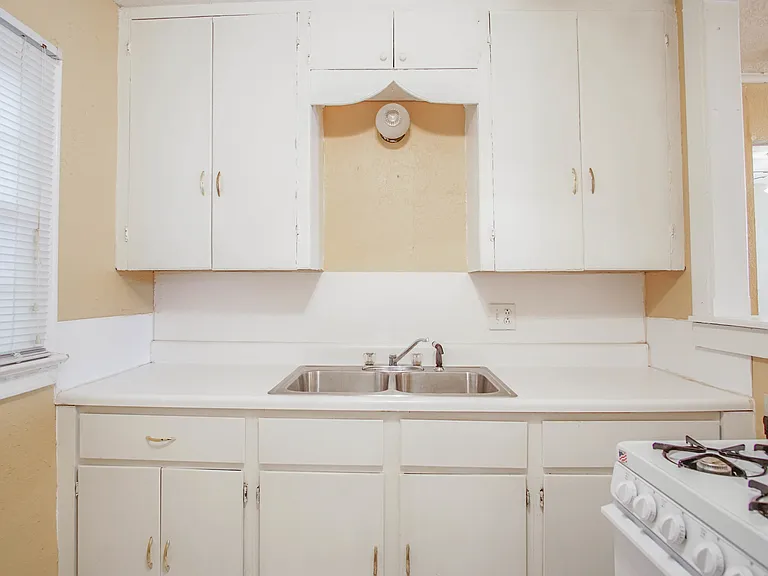 458 College Ave — Photo 5