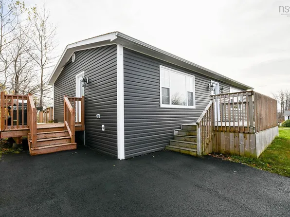 5 Sampson Dr, Lower Sackville, NS B4C 2T7
