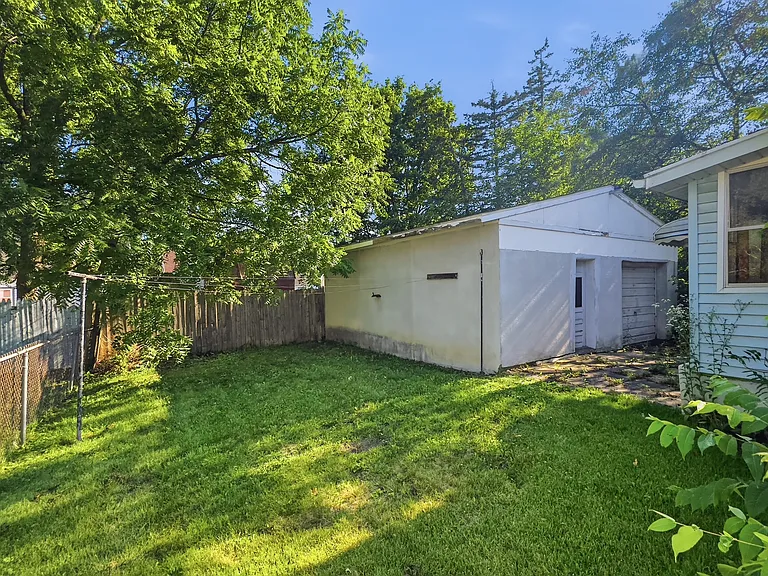 2130 Brady Ave — Photo 12