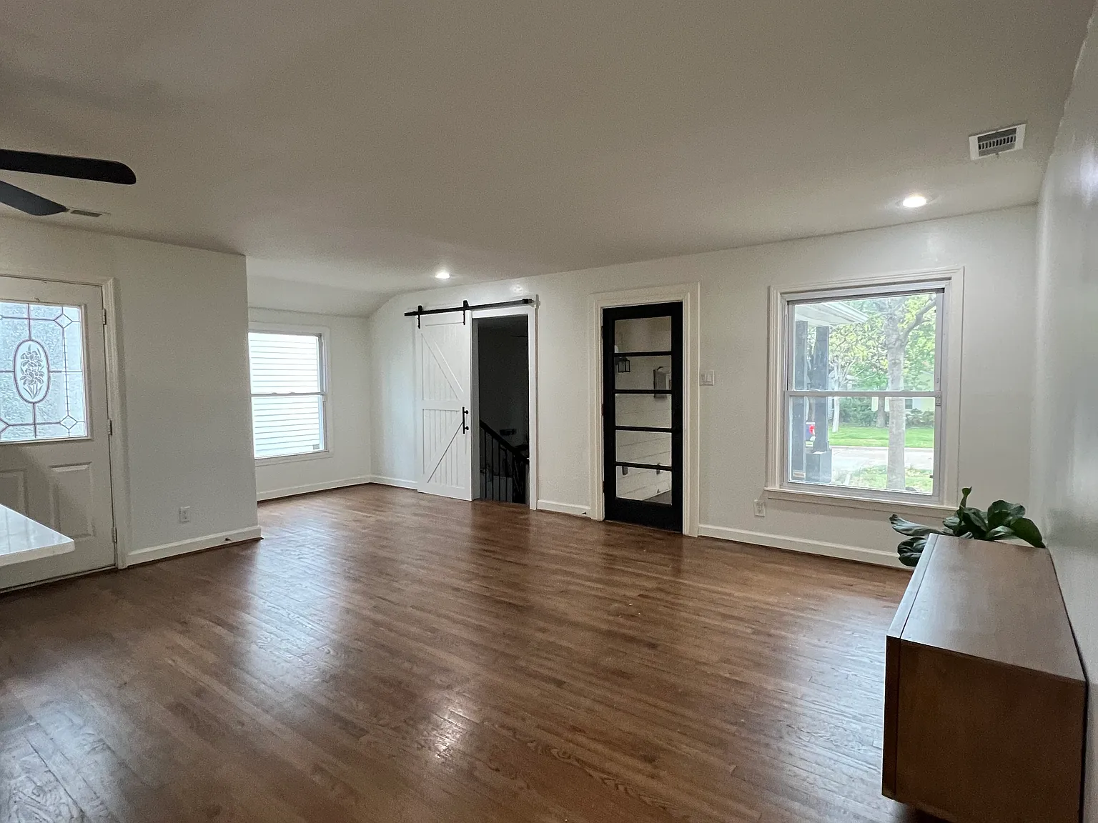 3 bed, 1480 sqft, $2,425 — Photo 2