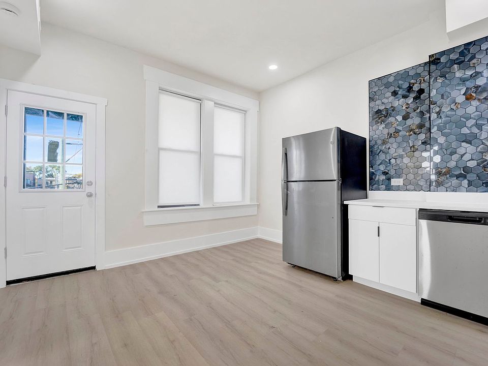 1st image of 945 N Damen Ave #2
