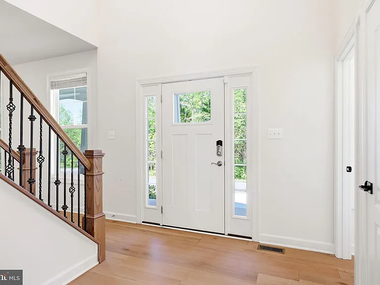 301 Kingdom Dr — Photo 27