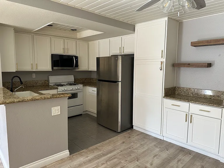 24401 Avenida De Los Ninos — Photo 6