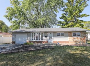 138 Shadywood Ln, Elk Grove Village, IL 60007