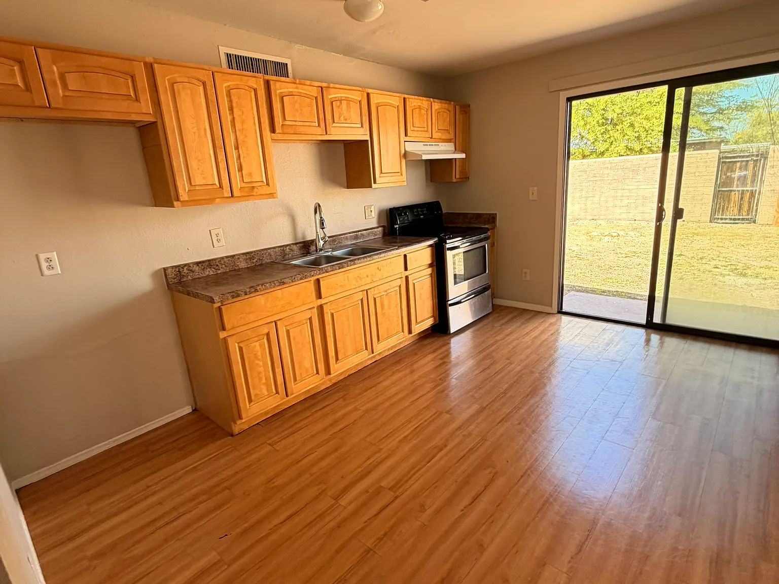 3 bed, 983 sqft, $1,650 — Photo 4