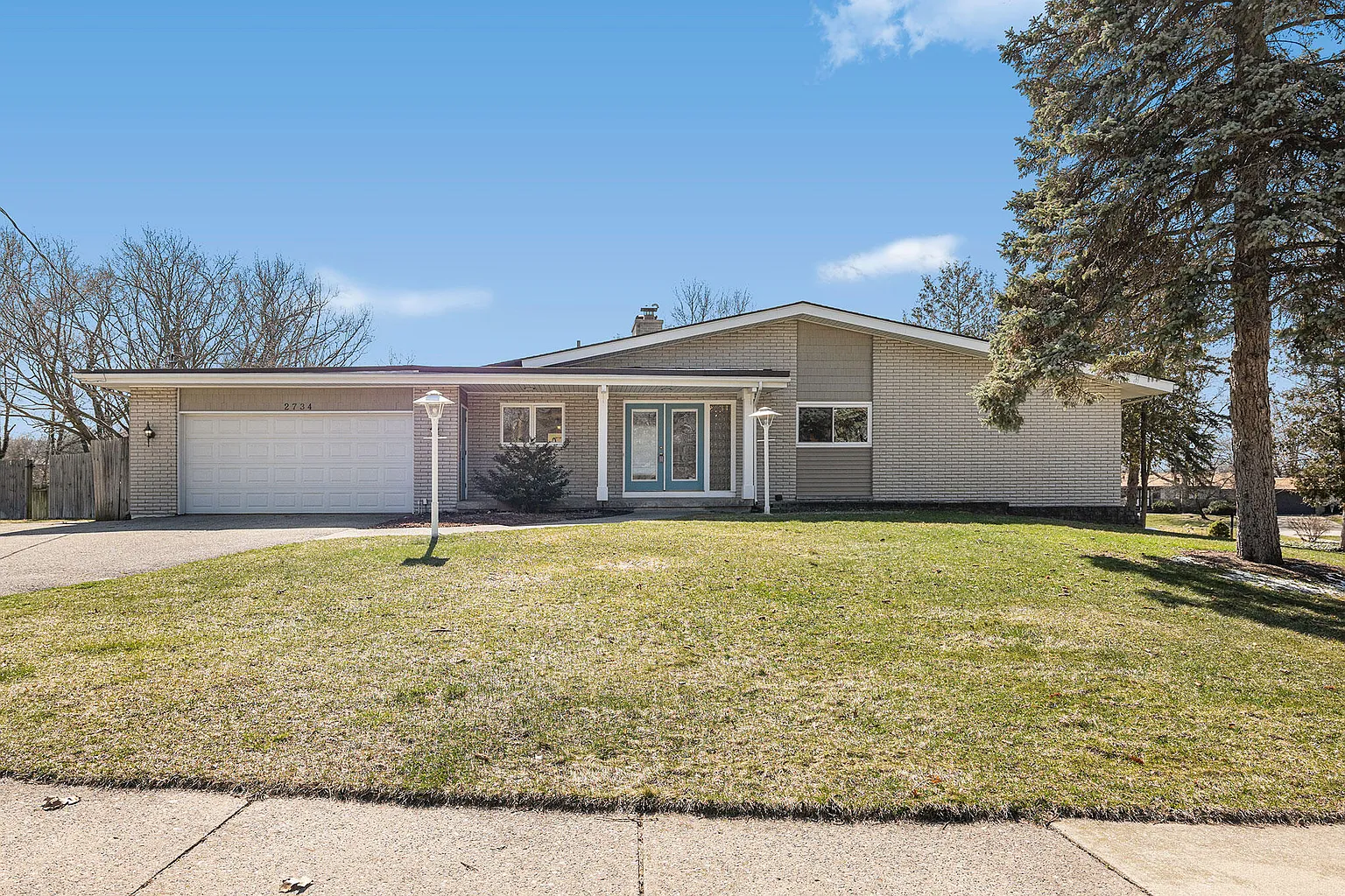 2734 Nipawin Ct NE photo 1