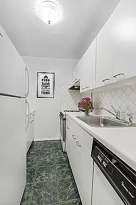 5th image of 200 Central Park S APT 4H