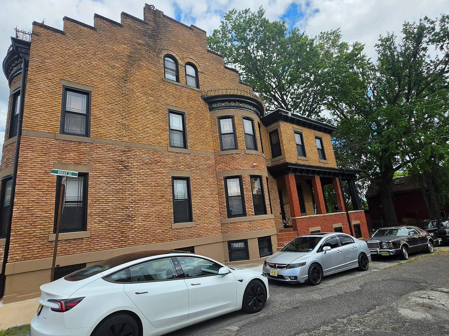 2 bed, 1.0 bath, 2412 sqft, $2,350 — Photo 2