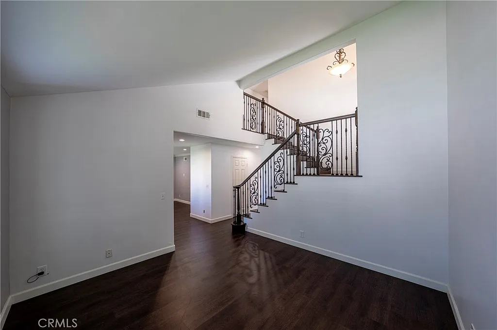4 bed, 2.5 bath, 2386 sqft, $6,500 — Photo 3
