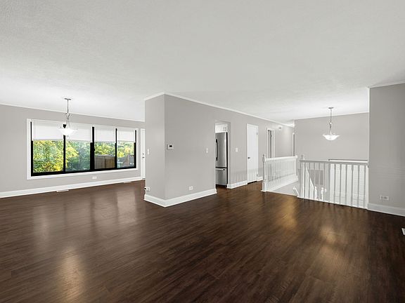 3rd image of 1050 Parkview Dr