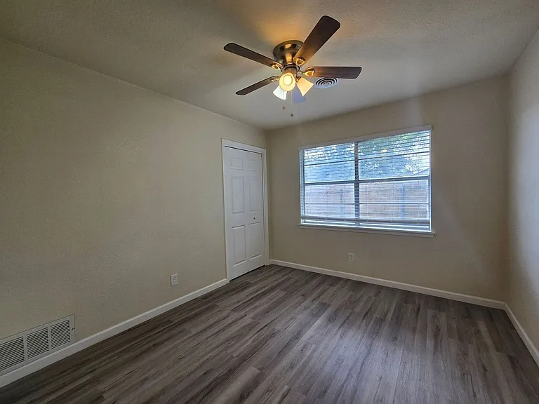 501 W Voelter Ave — Photo 19