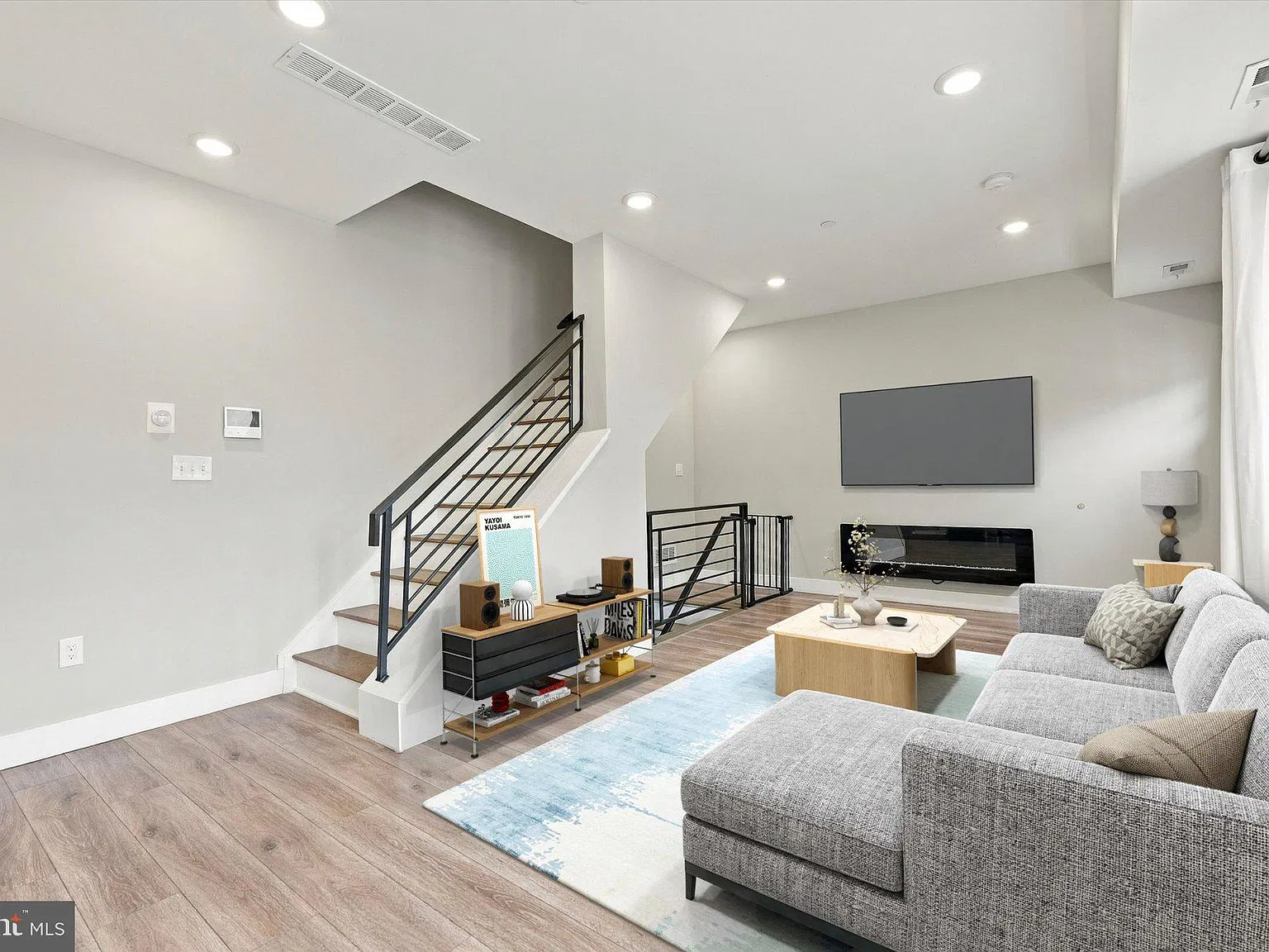 3 bed, 3.0 bath, 2016 sqft, $2,800 — Photo 4