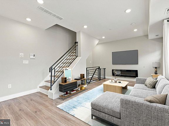 4th image of 2348 Mountain St